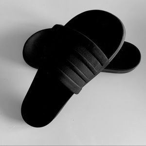 ALL BLACK ADIDAS SLIDES
